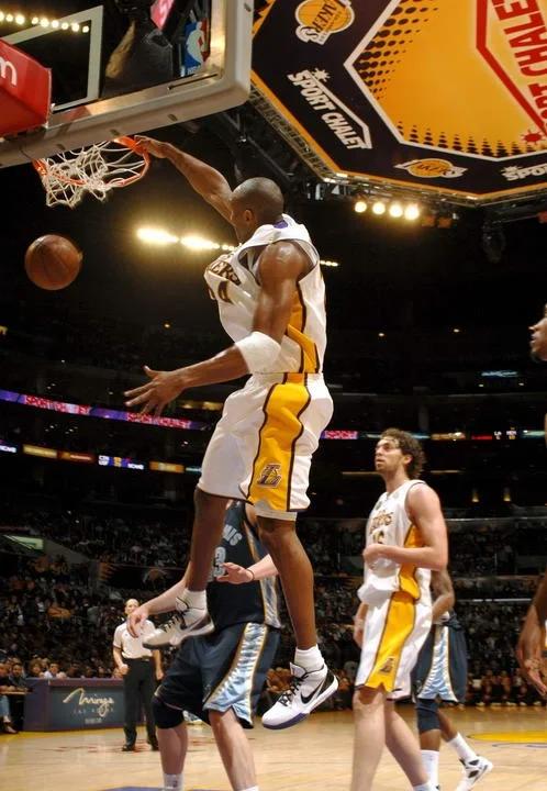 包含球星爆发！赛车赛场再现神级操作的词条