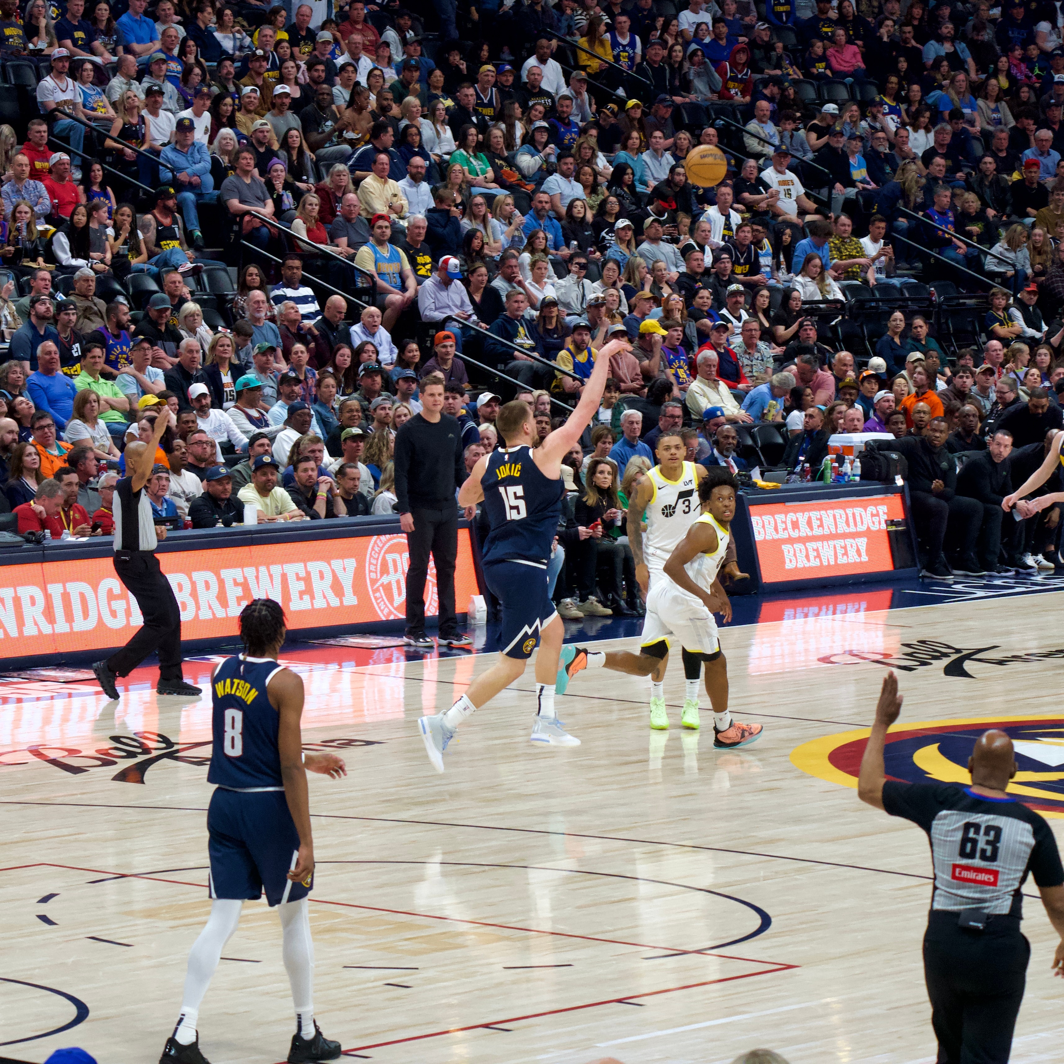 篮球场外新闻不断，话题热度爆表