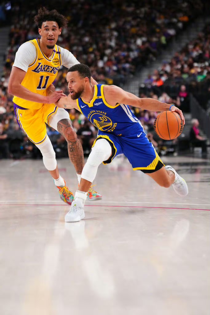 马刺险胜鹈鹕，库里刷新纪录