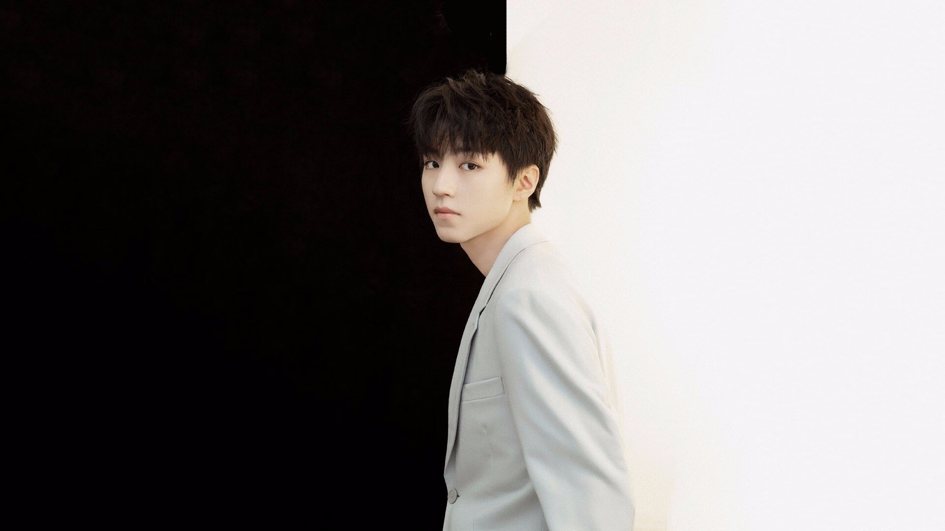 平行时空的梦幻对决，利拉德撕裂防线无可争议，底特律铁血一波流击溃新疆天山雪豹